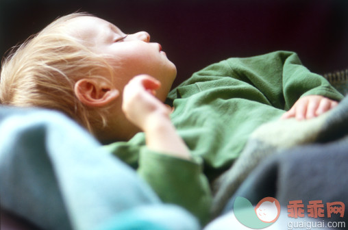 人,影棚拍摄,室内,床上用品,金色头发_84284230_Blonde toddler boy lying asleep covered with blankets_创意图片_Getty Images China