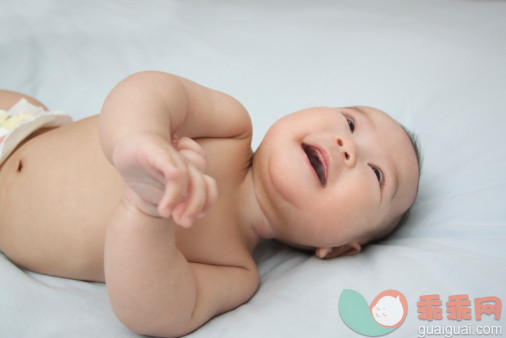 人,家具,半装,床,室内_88748520_Chinese baby girl laughing_创意图片_Getty Images China