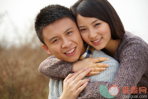 人,休闲装,生活方式,度假,户外_164953569_romantic young asian couple holding together outdoor_创意图片_Getty Images China