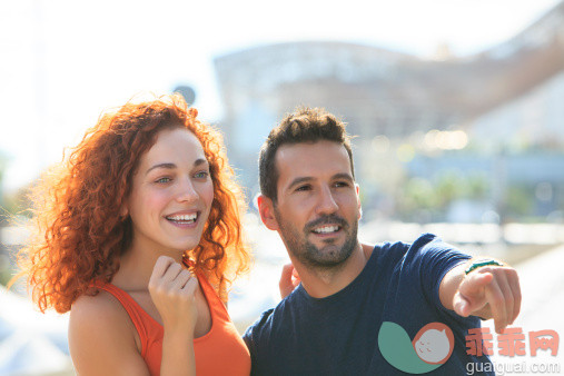 人,城市,生活方式,度假,旅游目的地_157718688_Happy couple sightseeing_创意图片_Getty Images China