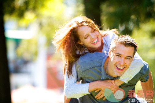 人,休闲装,闪亮的,人生大事,生活方式_155384704_happy lovers smiling and having fun outdoors_创意图片_Getty Images China