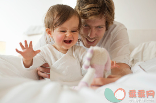 深情的,家庭,摄影,人,休闲装_92546246_young father and baby girl in bed with cuddly toy_创意图片_Getty Images China