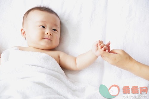 2到5个月,可爱的,白色背景,_gic12507452_Japanese newborn portrait_创意图片_Getty Images China