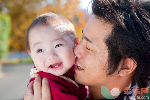 人,休闲装,户外,30岁到34岁,黑发_110884525_Father Kissing Baby Girl_创意图片_Getty Images China