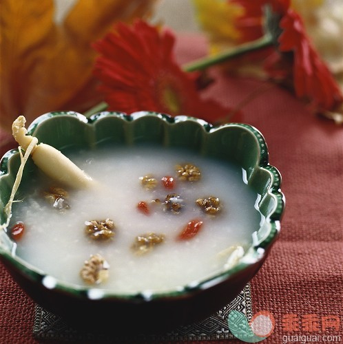 秋天,熊果,菊花,可食用花,花_gic7563230_Rice porridge with ginseng and walnut_创意图片_Getty Images China