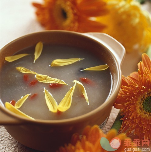 秋天,熊果,花朵,菊花,可食用花_gic7566761_Rice porridge with chrysanthemum and wolfberries_创意图片_Getty Images China