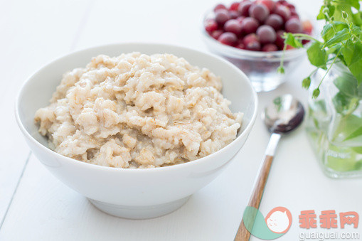 厨房,自然,碗,吃,红色_568138593_Oatmeal porridge in bowl_创意图片_Getty Images China