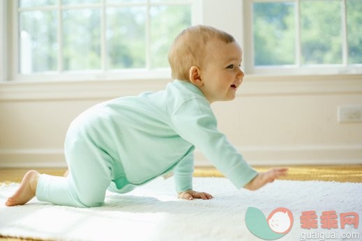 休闲活动,生活方式,摄影,室内,爬_10147048_BABY CRAWLING_创意图片_Getty Images China