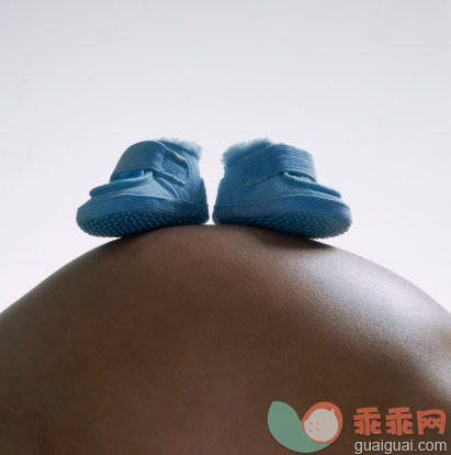 时尚,摄影,Y50701,白色,白色背景_3544-000022_Baby Shoes on Stomach_创意图片_Getty Images China