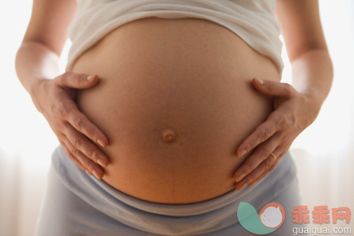 摄影,手,室内,躯干,腹部_56972278_Close up of pregnant woman's belly_创意图片_Getty Images China