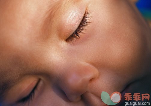 摄影,室内,人,人的头部,人的脸部_10189469_Baby (6-9 months) sleeping, close-up of eyes_创意图片_Getty Images China