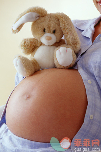 人生大事,摄影,在上面,玩具,毛绒玩具_AOG50315_Pregnant woman with stuffed rabbit_创意图片_Getty Images China