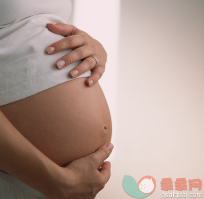 摄影,Y50701,衣服,半装,手_a0056-000151_Pregnant Woman's Stomach_创意图片_Getty Images China