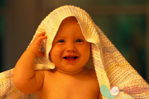 生活方式,摄影,室内,毯子,裹毯_217599_BABY WITH BLANKET OVER ITS HEAD_创意图片_Getty Images China