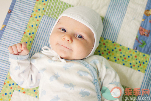 人,婴儿服装,室内,白人,微笑_150019258_Baby boy on blanket_创意图片_Getty Images China