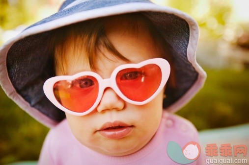 人,符号,帽子,户外,太阳镜_77860518_Sunglasses for a sunny day_创意图片_Getty Images China