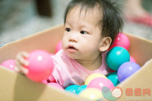 人,闪亮的,纸盒,室内,球_145665542_Baby and colorful balls in carton_创意图片_Getty Images China