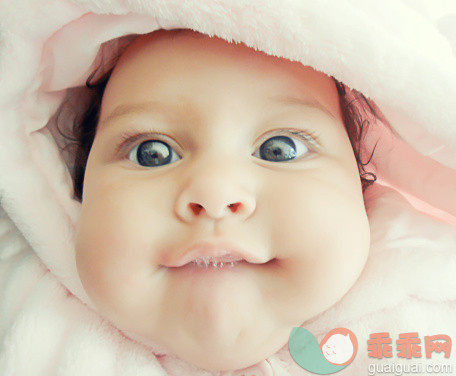 人,婴儿服装,2到5个月,室内,人的脸部_159063515_Funny Face_创意图片_Getty Images China