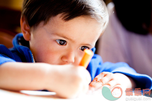 人,室内,短发,棕色头发,白人_145058108_a 2 year old boy drawing_创意图片_Getty Images China