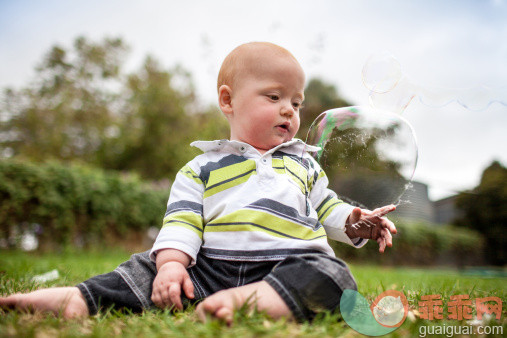 人,休闲装,自然,户外,白人_152889642_Boy bursting bubbles_创意图片_Getty Images China