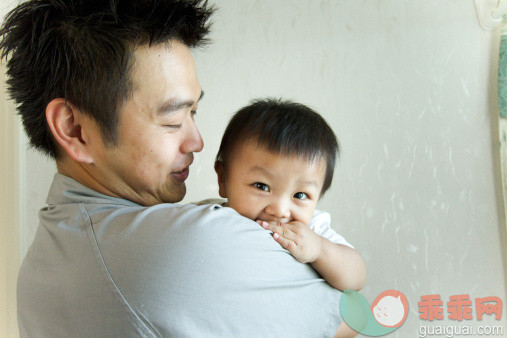 人,休闲装,室内,30岁到34岁,站_155120277_Father holding his little boy_创意图片_Getty Images China