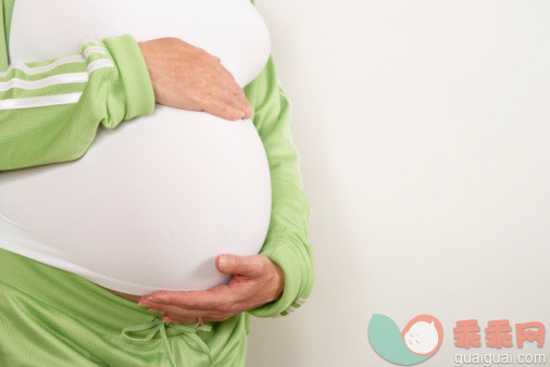 人,影棚拍摄,室内,爱的,躯干_86464681_Pregnant woman touching stomach_创意图片_Getty Images China