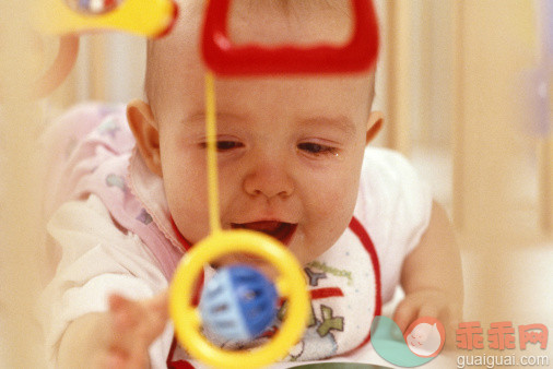 人,玩具,快乐,微笑,婴儿口水兜_128553655_Baby_创意图片_Getty Images China