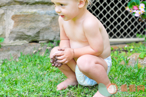 人,尿布,12到17个月,户外,白人_146583406_Bare boy in diaper crouches in garden_创意图片_Getty Images China