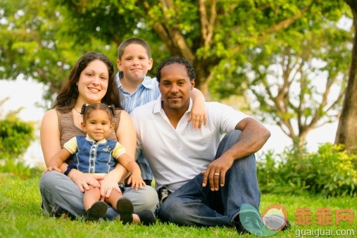 人,户外,25岁到29岁,白人,非裔美国人_77888453_Family portrait_创意图片_Getty Images China