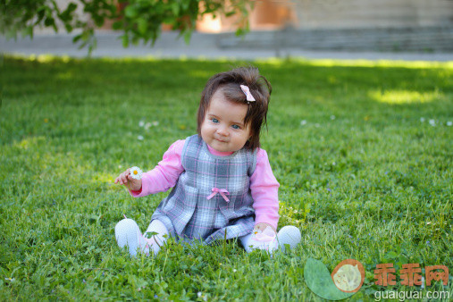 人,休闲装,户外,棕色头发,坐_148286687_Little girl sitting on green grass_创意图片_Getty Images China