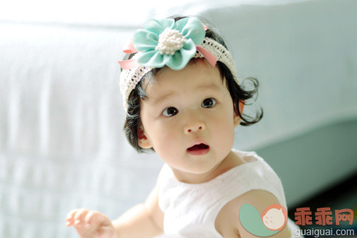 人,连衣裙,12到17个月,室内,黑发_160430015_Little girl looking at the camera with a flower_创意图片_Getty Images China