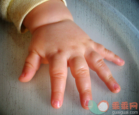 人,室内,纹理效果,手,手指_124458078_Baby hands_创意图片_Getty Images China