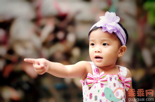 人,休闲装,户外,伸手指,白昼_151415728_Asian girl pointing_创意图片_Getty Images China