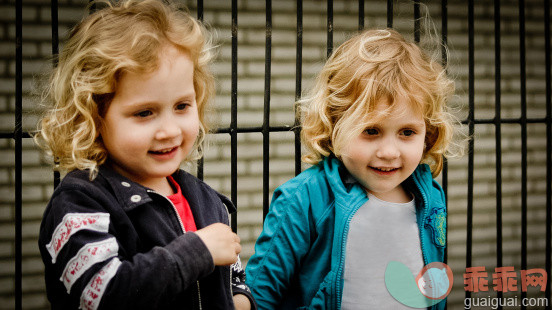 人,休闲装,室内,茄克,金色头发_143146970_Twins girls with blonde hair_创意图片_Getty Images China