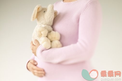 摄影,玩具,毛绒玩具,室内,怀孕的_71223495_Pregnant Woman Holding Toy_创意图片_Getty Images China