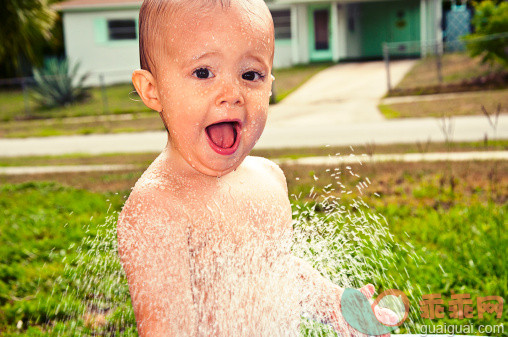 人,12到17个月,户外,嬉戏的,水_136263243_Boy playing in pool_创意图片_Getty Images China