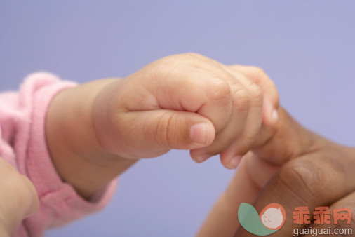 人,影棚拍摄,爱的,深情的,手_78620230_Baby Girl and Mother Holding Hands_创意图片_Getty Images China