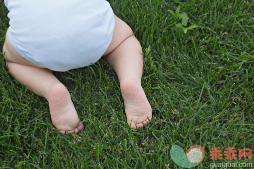 人,自然,户外,腰部以下,四肢_164851187_Baby in garden_创意图片_Getty Images China