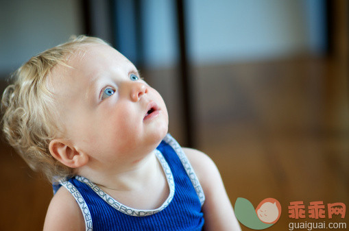 人,休闲装,12到17个月,室内,蓝色眼睛_141943017_One-year-old blonde boy, looking upwards_创意图片_Getty Images China