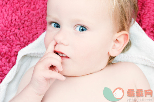 人,室内,毛巾,蓝色眼睛,白人_143457597_Young toddler with one finger stuck up his nose_创意图片_Getty Images China