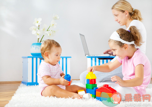 人,住宅内部,地毯,玩具,教育_153822428_Children, little girls playing, mother working on laptop in background_创意图片_Getty Images China