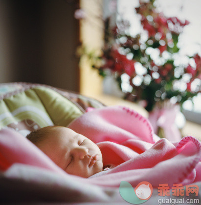 人,室内,白人,卧室,窗户_148952498_Newborn boy sleeping_创意图片_Getty Images China