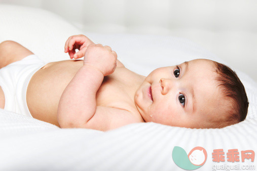 人,床,尿布,四分之三身长,室内_141946083_Baby in bed_创意图片_Getty Images China