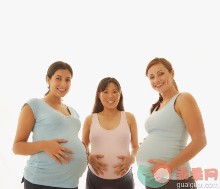 摄影,肖像,白色,白色背景,面部表情_57530805_Pregnant women holding their bellies_创意图片_Getty Images China