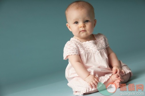 人,视角,12到17个月,影棚拍摄,满意_114351535_Baby Girl Sitting With Legs Crossed_创意图片_Getty Images China