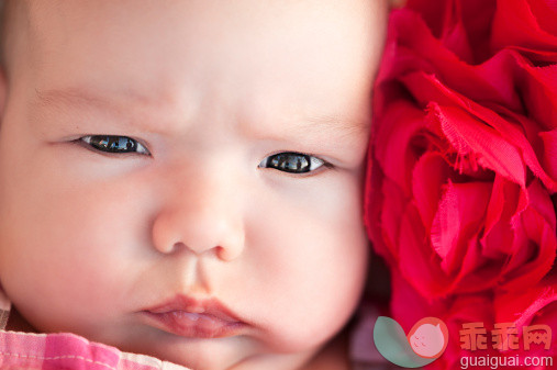 人,室内,人的脸部,白人,红色_157767792_Beautiful baby girl wearing red flower_创意图片_Getty Images China