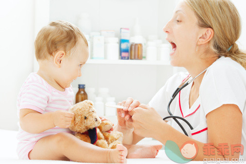 人,玩具,药,健康保健,室内_153822597_Pediatrician doing throat exam of little baby girl patient_创意图片_Getty Images China