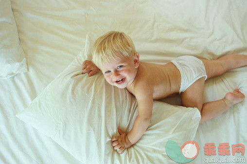 人,床,软垫,尿布,12到17个月_144549819_Boy in bed_创意图片_Getty Images China