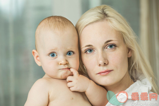 人,休闲装,生活方式,12到17个月,30岁到34岁_164851201_Mother and son_创意图片_Getty Images China