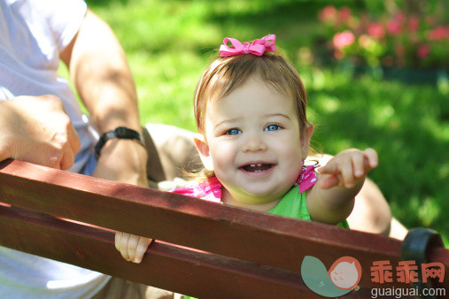 人,休闲装,12到17个月,户外,中间部分_143798300_Caucasian toddler girl pointing into camera lens_创意图片_Getty Images China